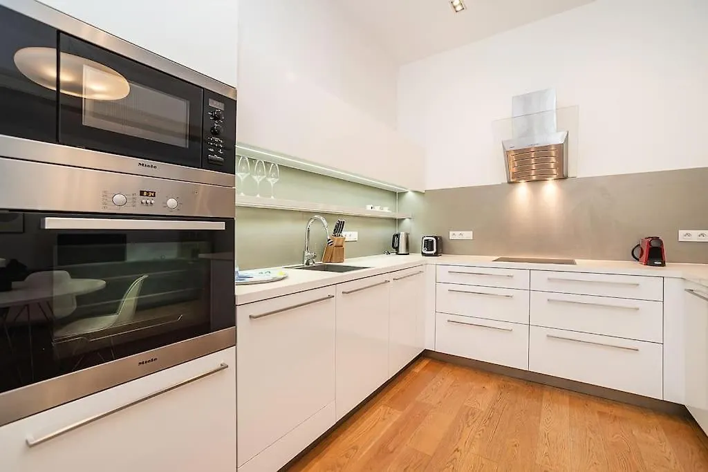 Lägenhet Stylish 2-Bedroom With Balcony Prag
