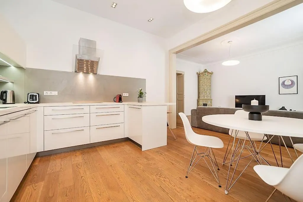 Stylish 2-Bedroom With Balcony Prag Lägenhet
