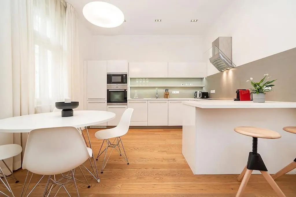 Stylish 2-Bedroom With Balcony Prag