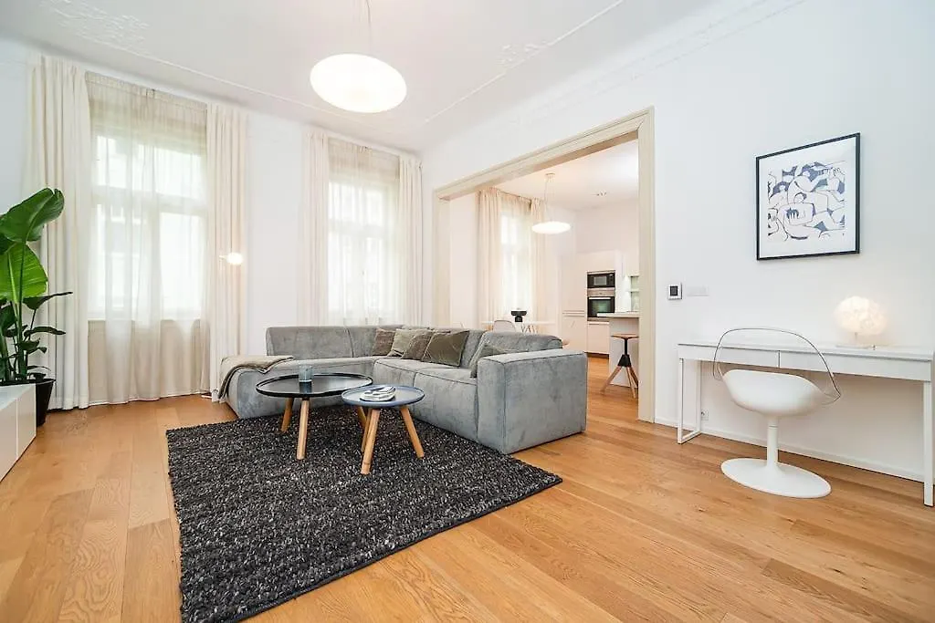 Lägenhet Stylish 2-Bedroom With Balcony Prag