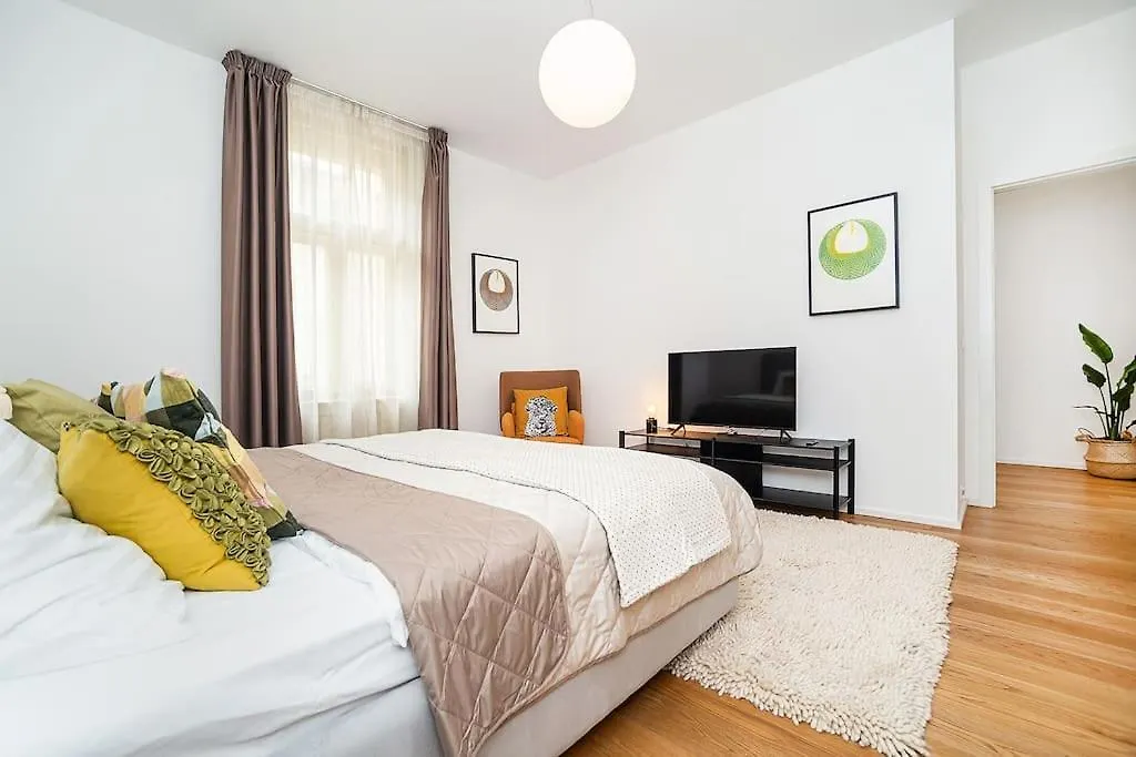 Lägenhet Stylish 2-Bedroom With Balcony Prag