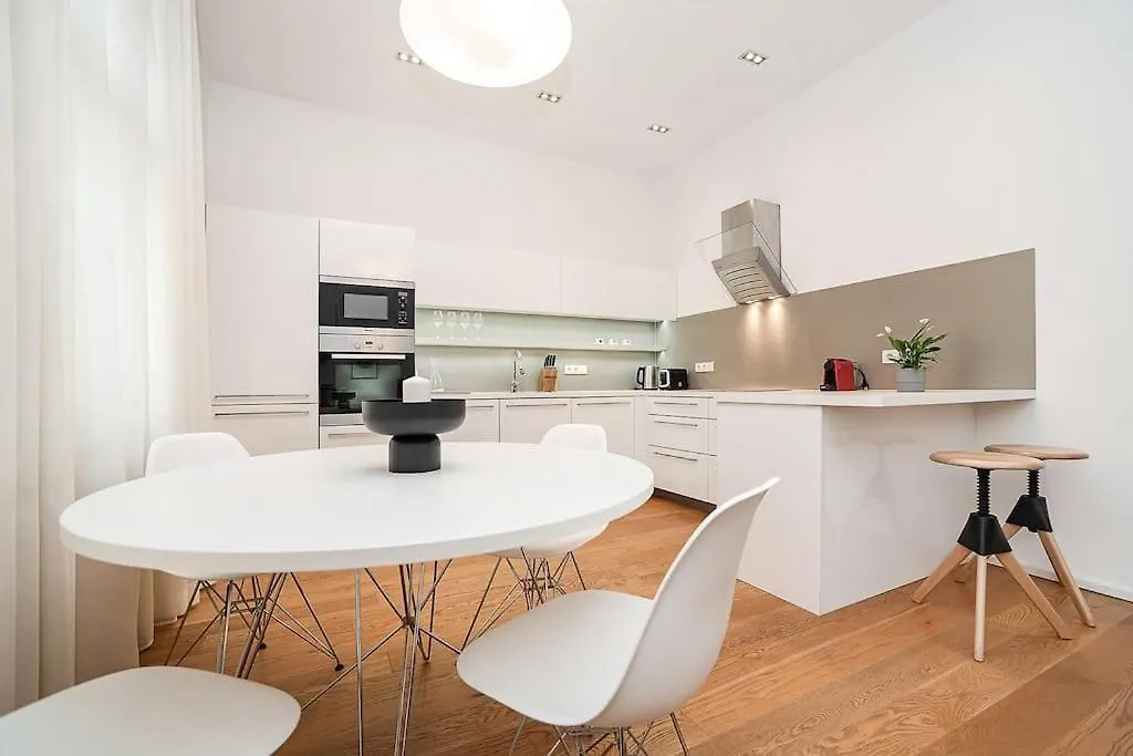 Lägenhet Stylish 2-Bedroom With Balcony Prag