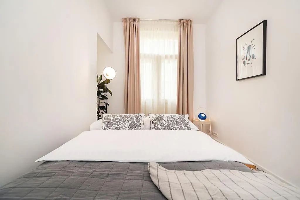 Lägenhet Stylish 2-Bedroom With Balcony Prag Tjeckien