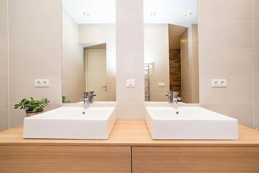 Lägenhet Stylish 2-Bedroom With Balcony Prag Tjeckien