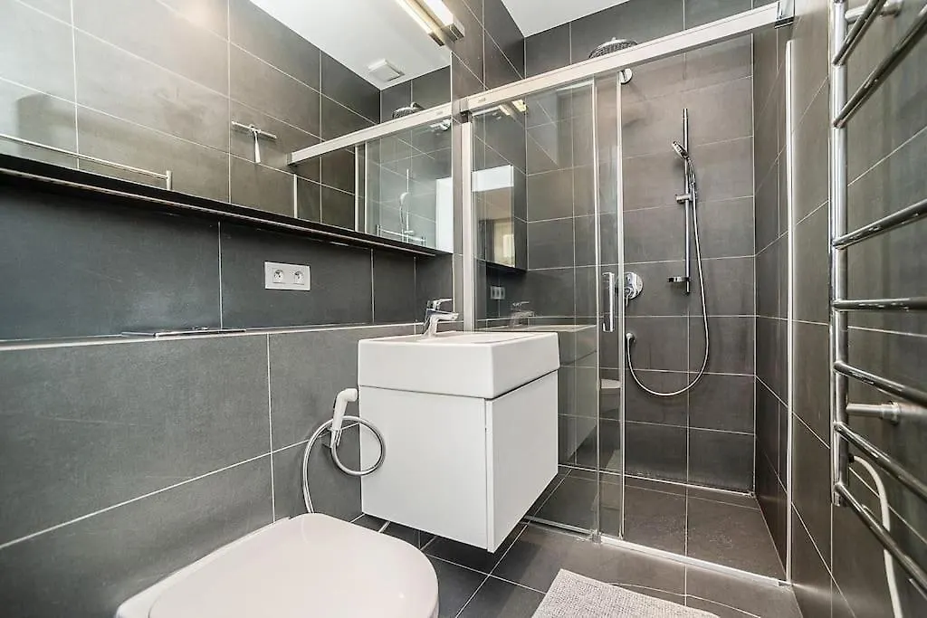 Stylish 2-Bedroom With Balcony براغ