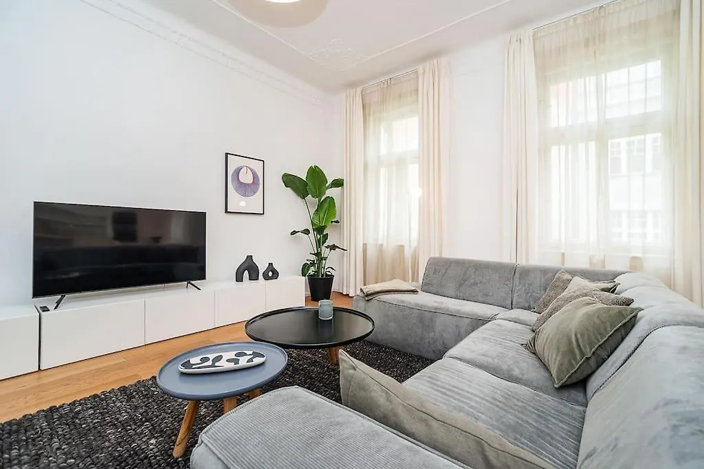 Stylish 2-Bedroom With Balcony براغ