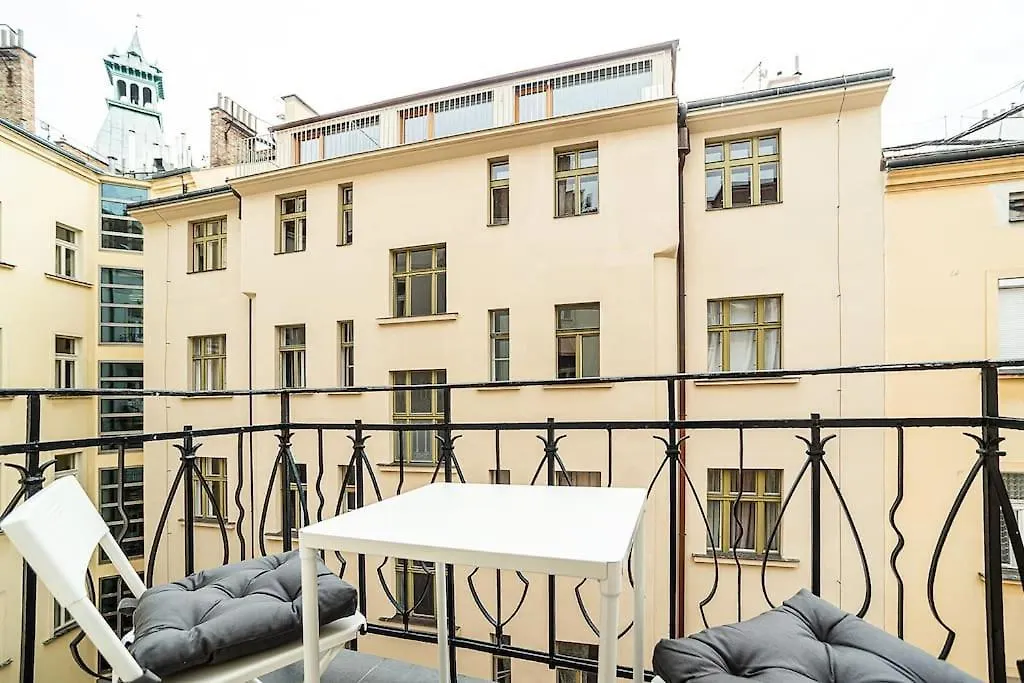 شقة Stylish 2-Bedroom With Balcony براغ جمهورية التشيك